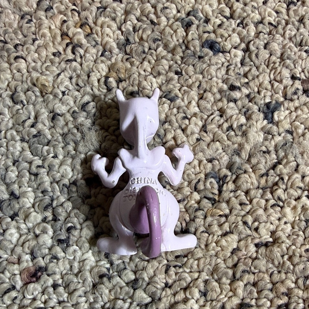 Vintage Pokémon Clip ‘n’ Carry Mewtwo Figure in Black Yellow Red Poké Ball - Picture 2 of 5